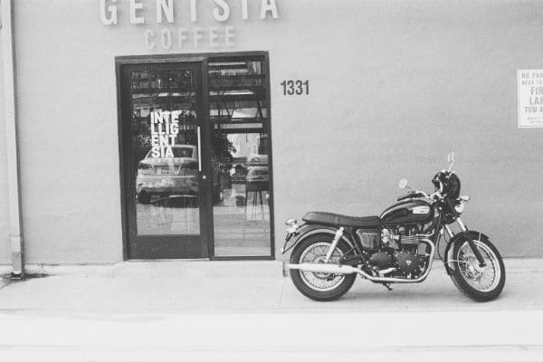 バイクとお店の画像