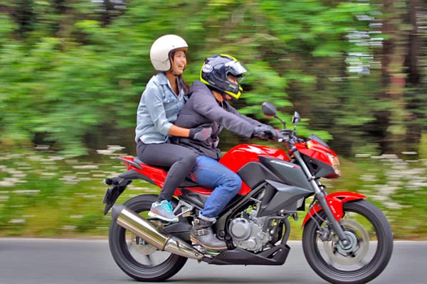 タンデムしているバイクの画像