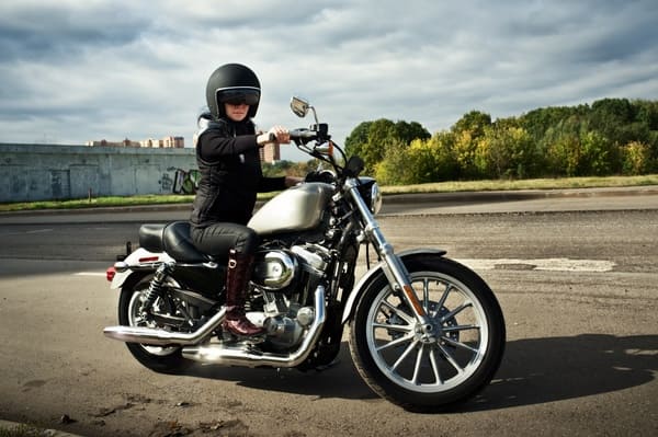 バイクに乗る女性の画像