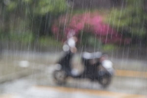 バイクが雨ざらしの画像