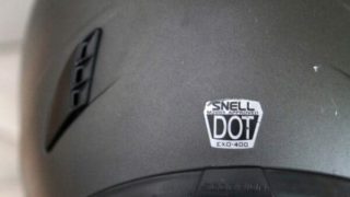 安全規格シールが貼ってあるヘルメット後部の画像