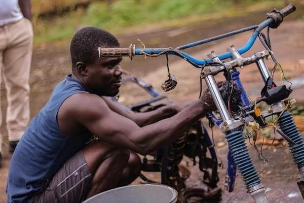 バイクを整備している人の画像