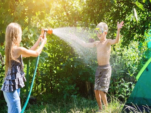 夏に水で遊ぶ子供の画像