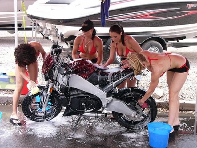 バイク洗車中の画像