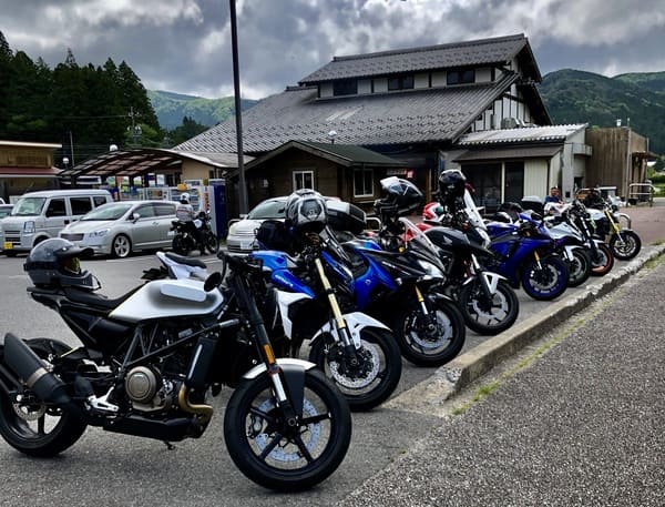 たくさんのバイクの画像