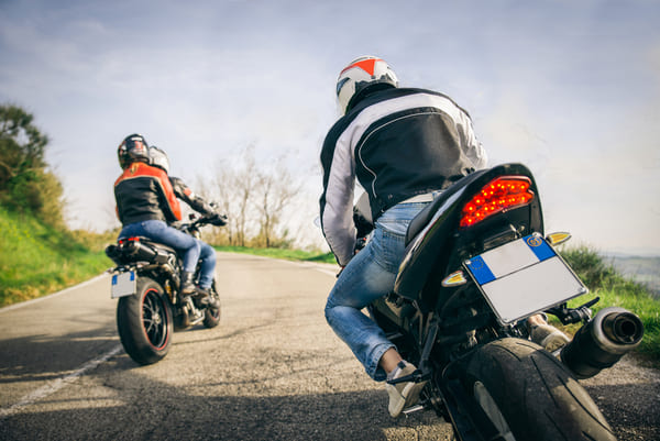 ツーリングをしているバイク乗り達の画像