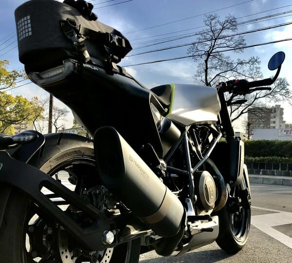 シートバッグとバイクの画像