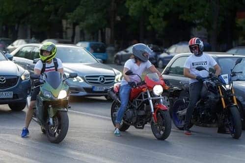 半袖で乗るバイク乗りの画像