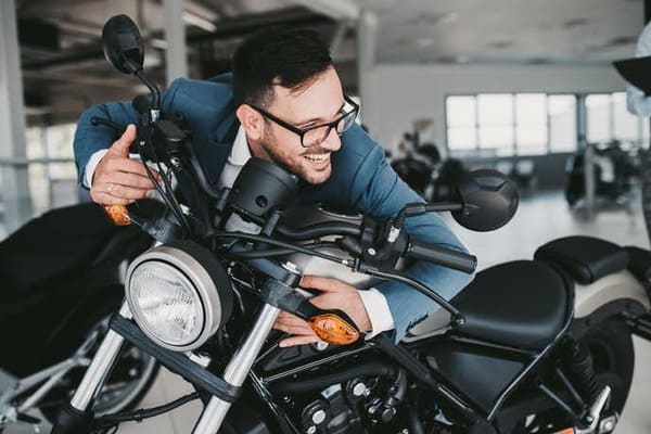 バイク納車で喜ぶ男性の画像