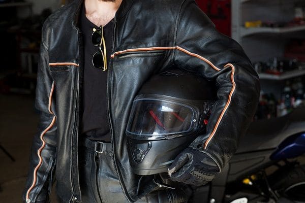 バイクの服装とヘルメットの画像