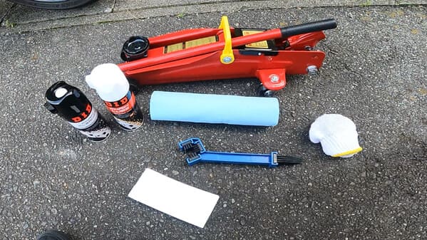 バイクのチェーン清掃に必要な道具の画像