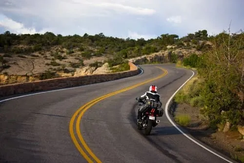 ツーリング中のバイク乗りの画像