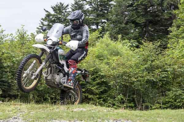 オフロード走行するバイクの画像