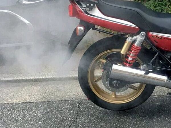 バイクの暖気の画像