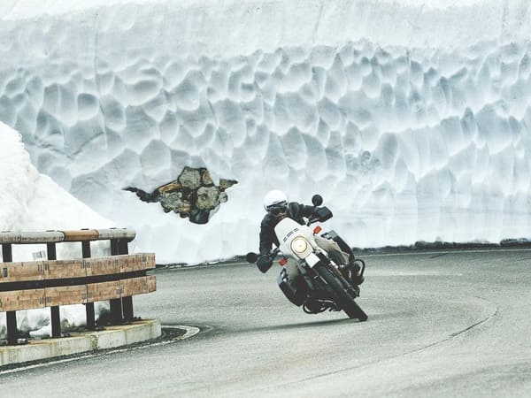 冬のバイク走行の画像