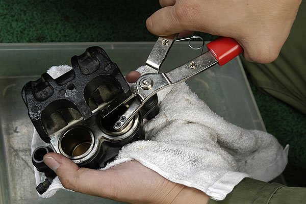 初心者でも出来るバイクのブレーキキャリパー清掃 注意点や使用工具の説明 はじめてバイク