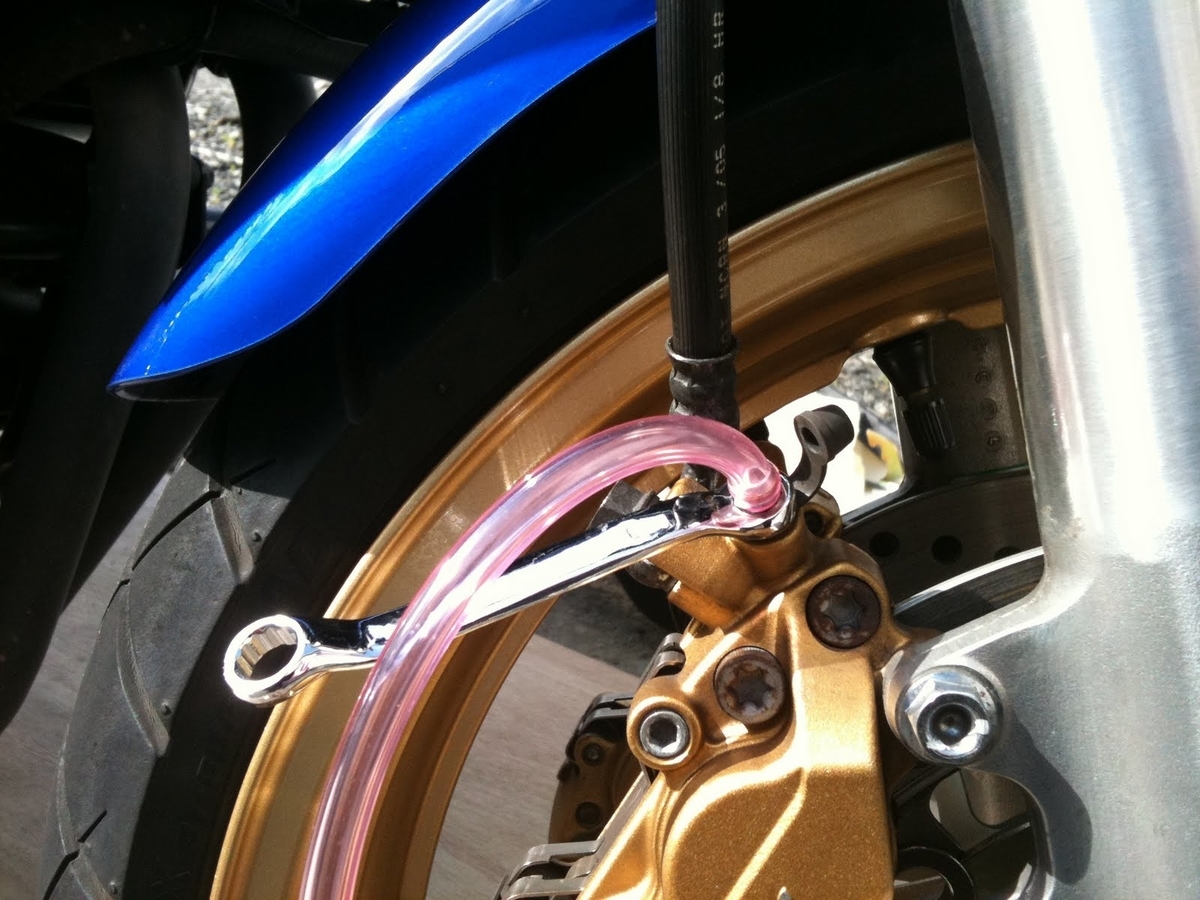 初心者でも出来る バイクのブレーキフルード交換方法とエア抜き 注意点や必要工具の説明 はじめてバイク 初心者でも出来る バイクのブレーキフルード交換方法とエア抜き 注意点や必要工具の説明 はじめてバイク